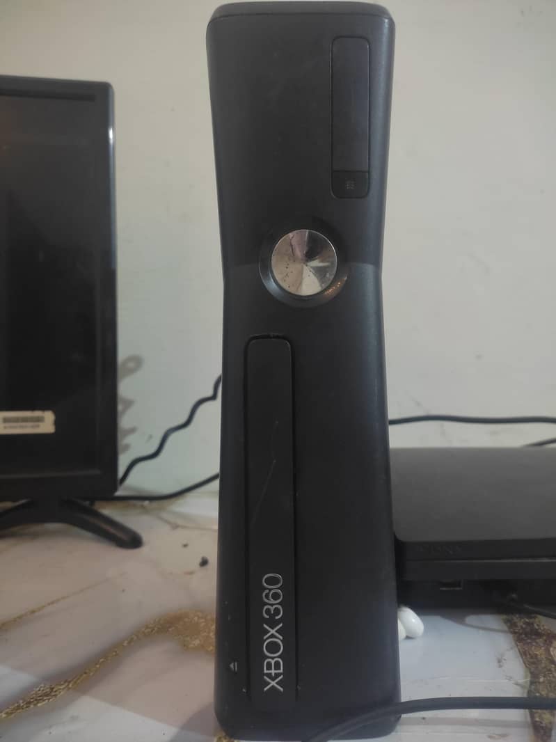 Xbox 360 with two controllers 3