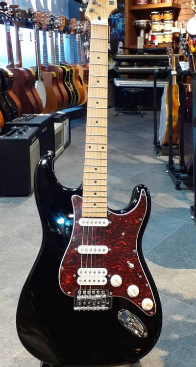 Electric Guitar Stratocaster HSS + Yamaha GA-15 Amplifier Complete set