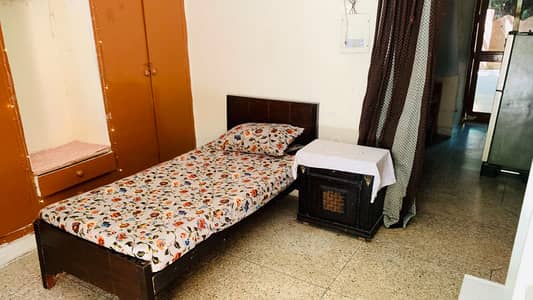 Furnish room available in G10/1 for lady