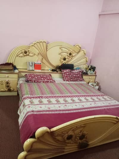 Wooden King Bed Set with 2 Side Tables & Dressing Table