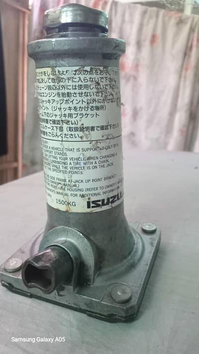 Isuzu hydraulic bottle jack with complete tool kit