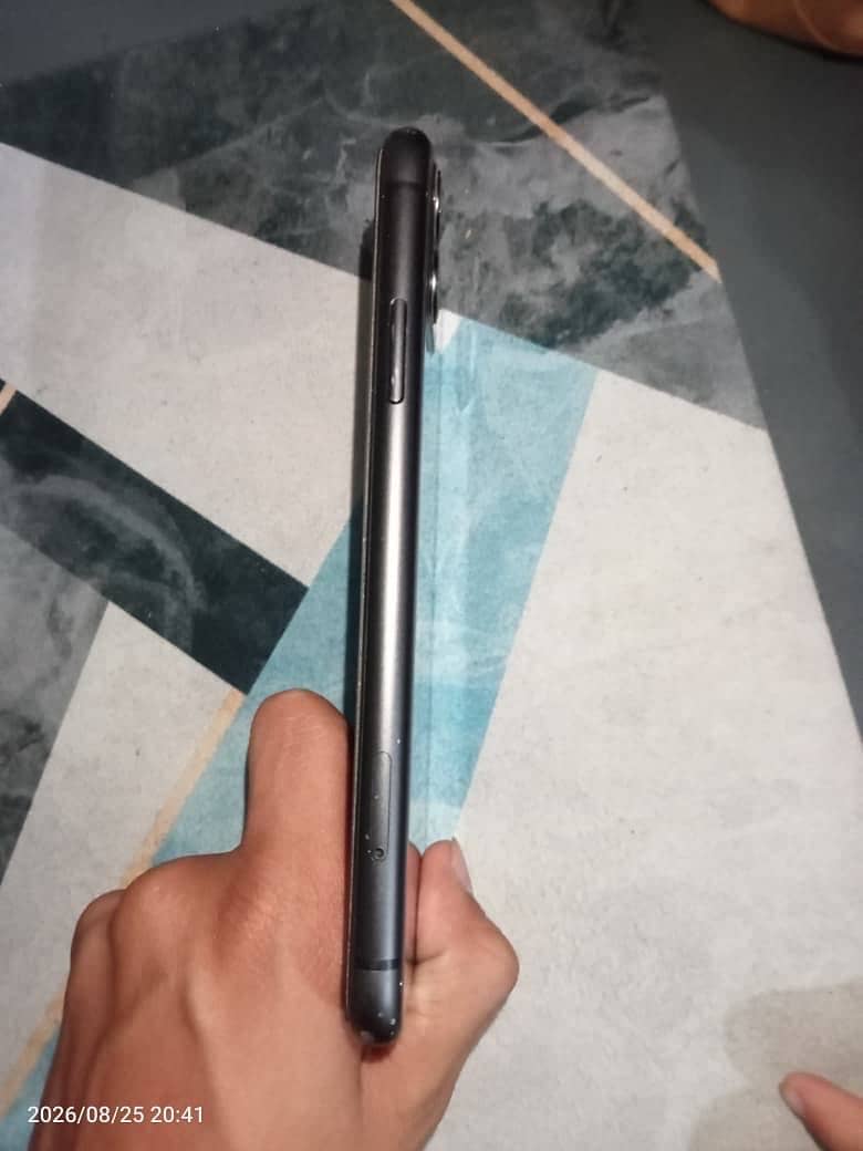 Apple iPhone 11 4