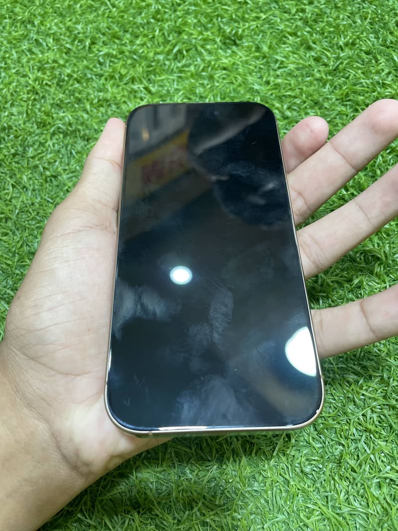 Apple iPhone 16 Pro 4