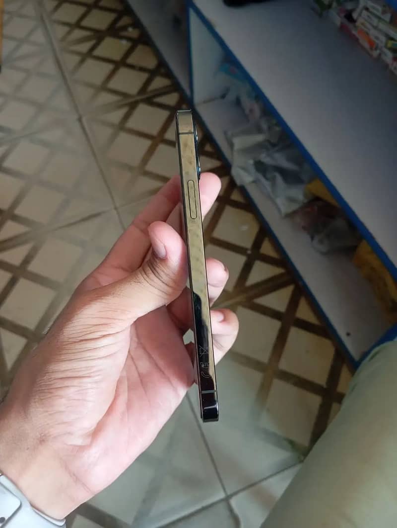 Apple iPhone 12 Pro 3
