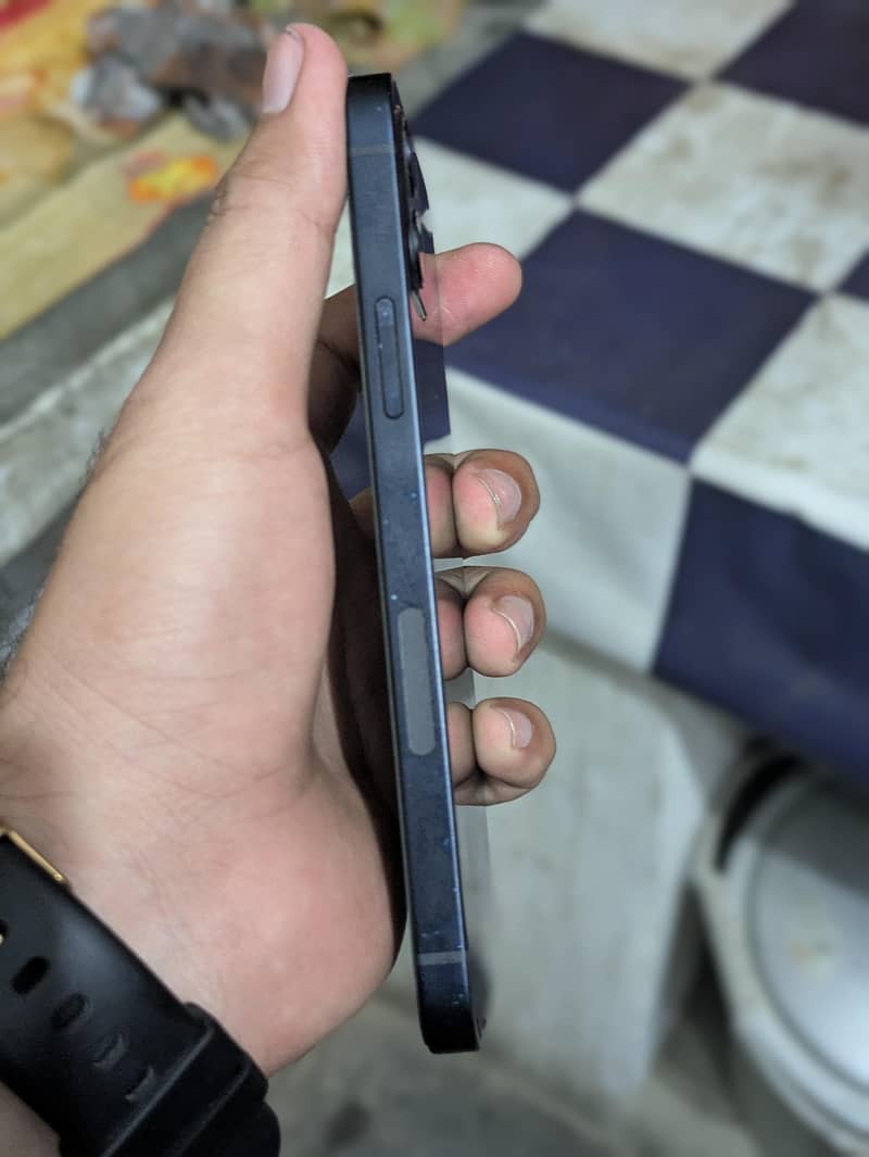 Apple iPhone 12 4