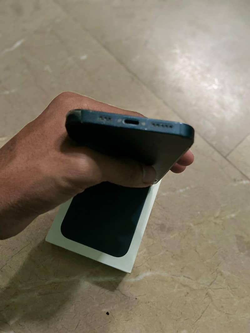 Apple iPhone 13 0
