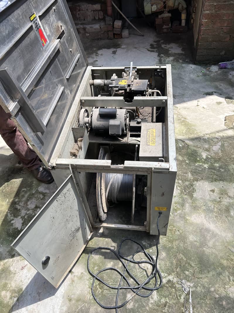 Semi-automatic box strapping machine 3