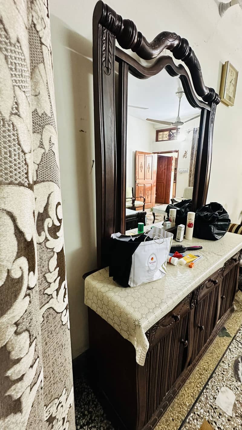 Bed side tables and dressing table 3