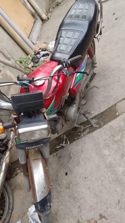 bike ke tapit chyn ka kam hony wala haa