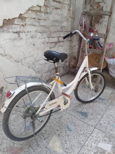 White Classic Bicycle for Sale – Good Condition