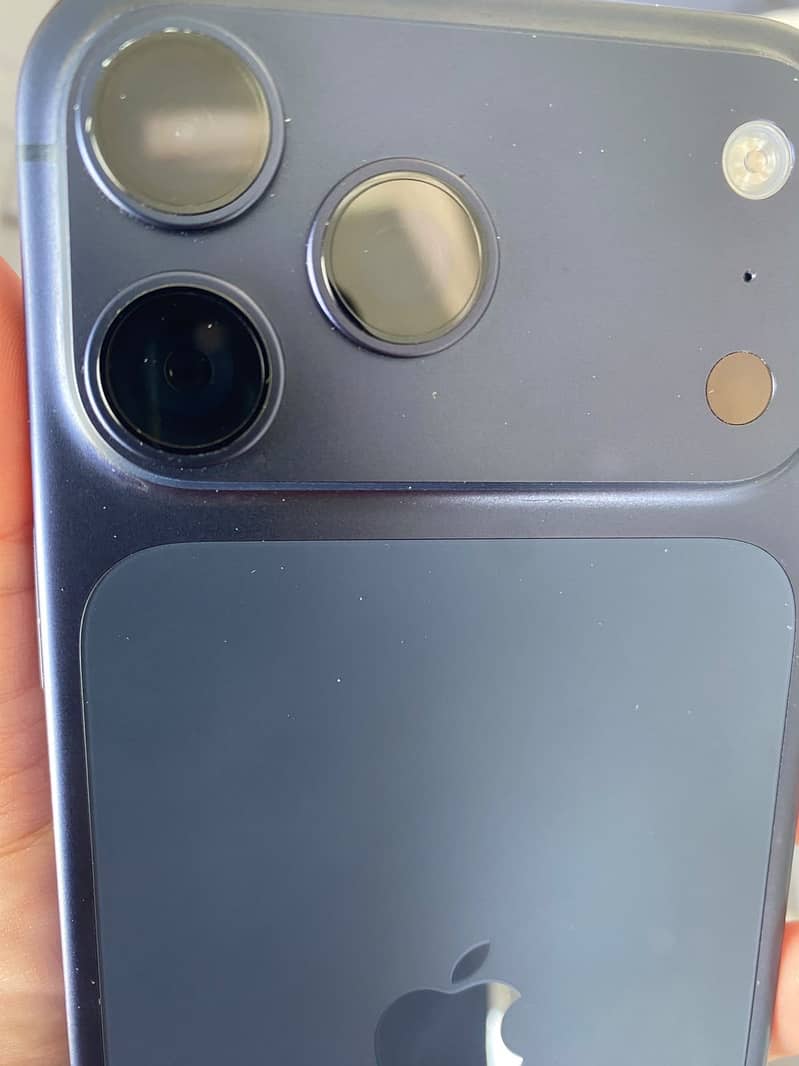 Apple iPhone 17 Pro Max 4