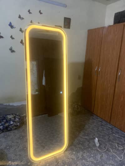 LED SATND LIGHTING SELFIE MIRROR .