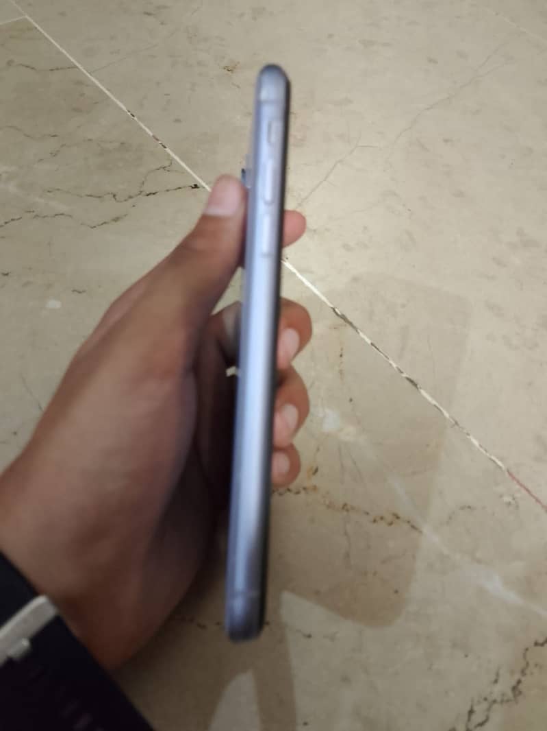 Apple iPhone 11 4