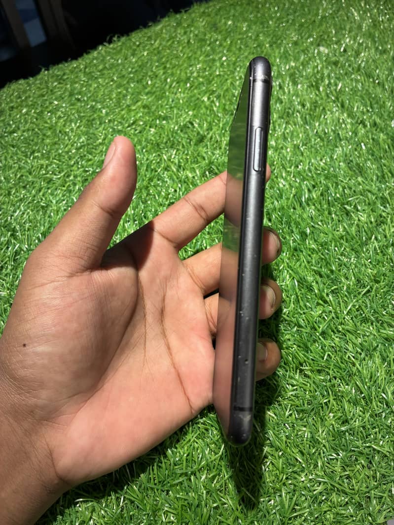 Apple iPhone 11 3