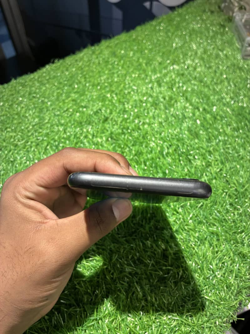 Apple iPhone 11 4