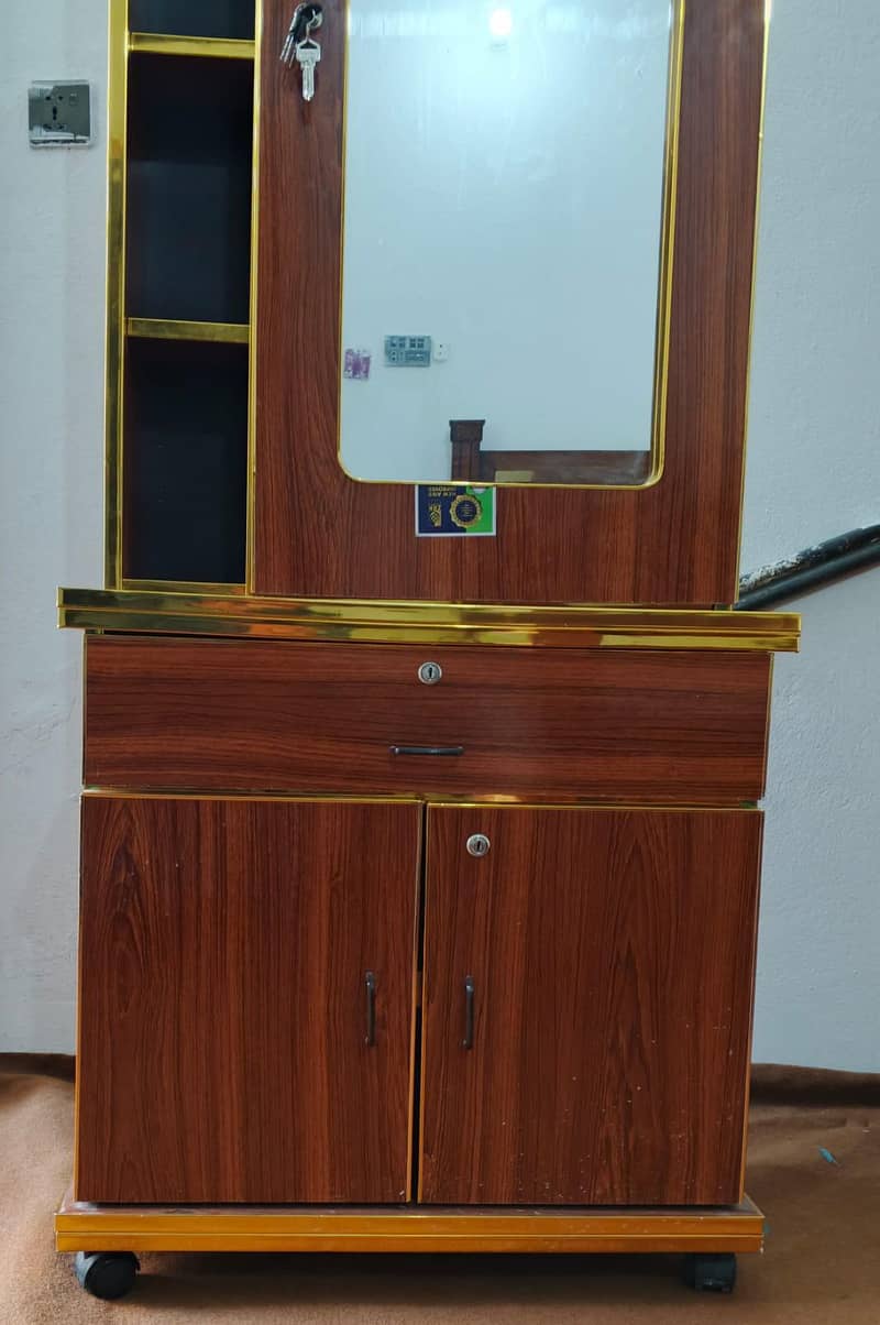 Dressing Table With Attach Mirror 1