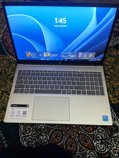 hp touchscreen laptop / intel core 5 120U / 8 GB RAM / 512GB SSD.