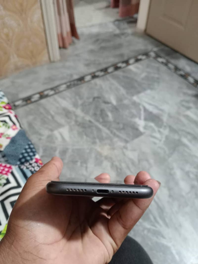 Apple iPhone 11 4