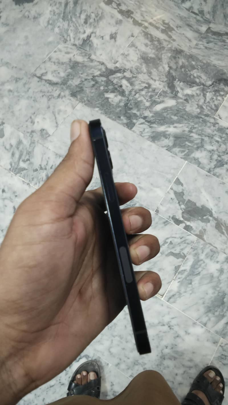 Apple iPhone 12 4