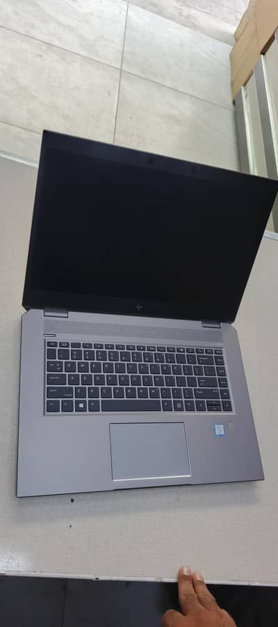Hp zbook studio g5 i7 9th (H) processor generation 8/256