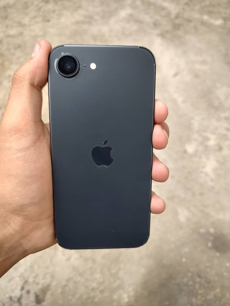 Apple iPhone 16e 1