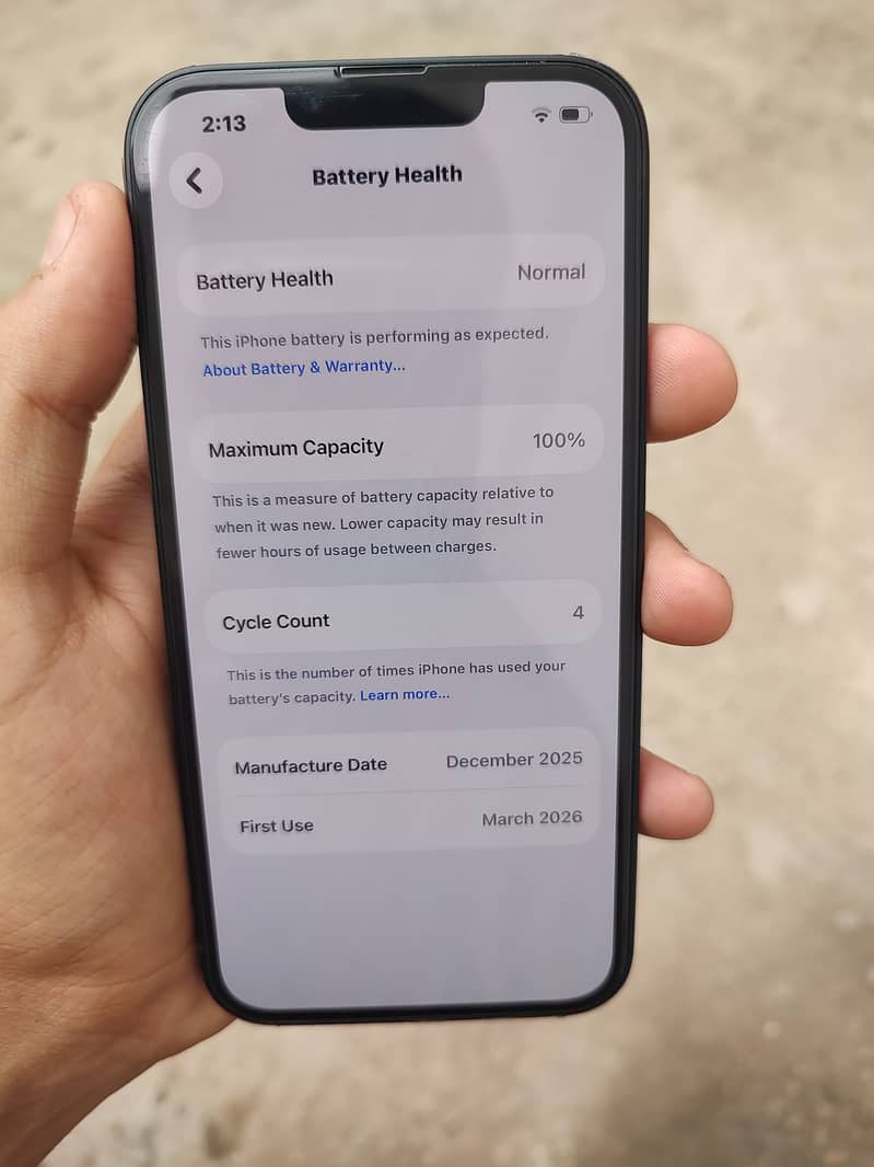 Apple iPhone 16e 3
