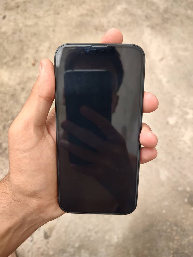 Apple iPhone 16e 4