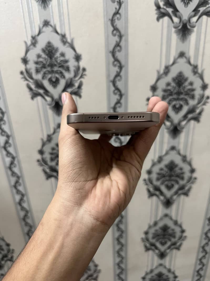 Apple iPhone 16 Pro Max 2