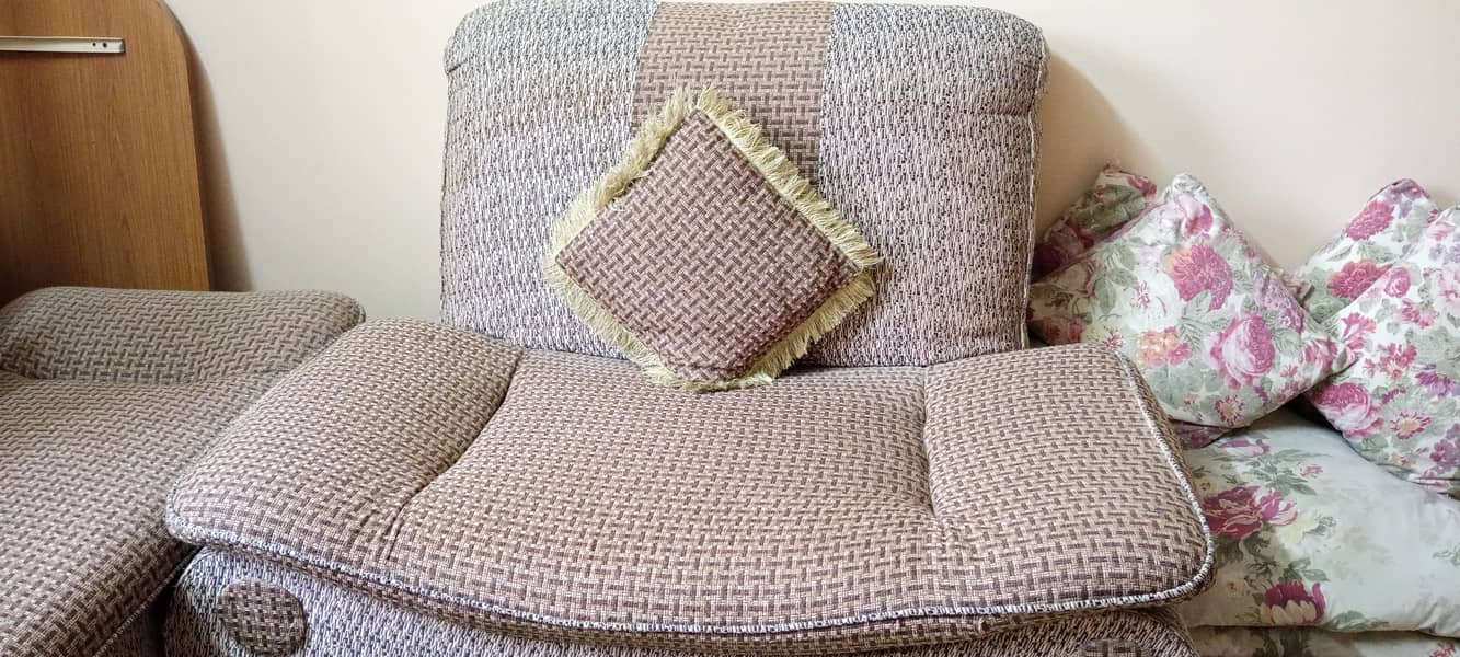 selling sofa 0