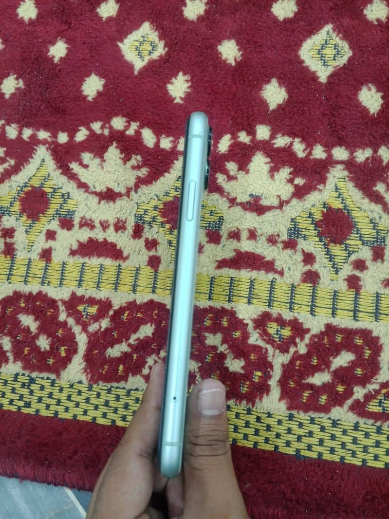 Apple iPhone 11 4