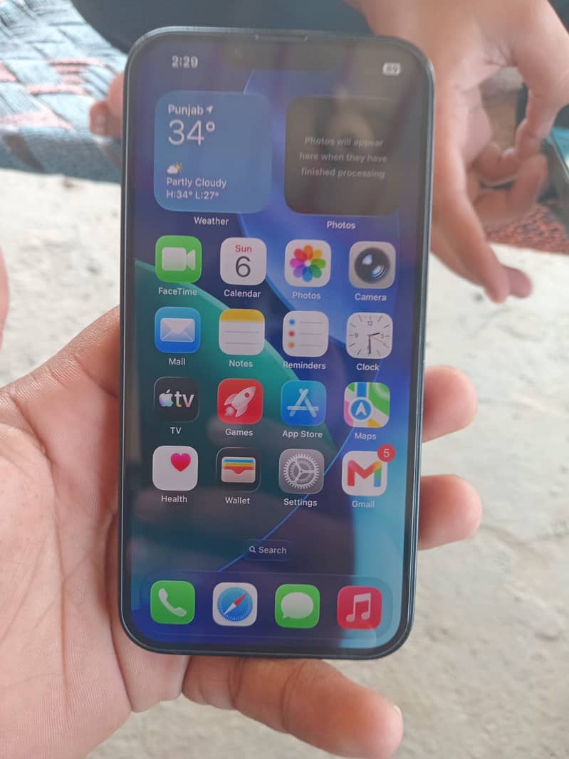 Apple iPhone 16e 1