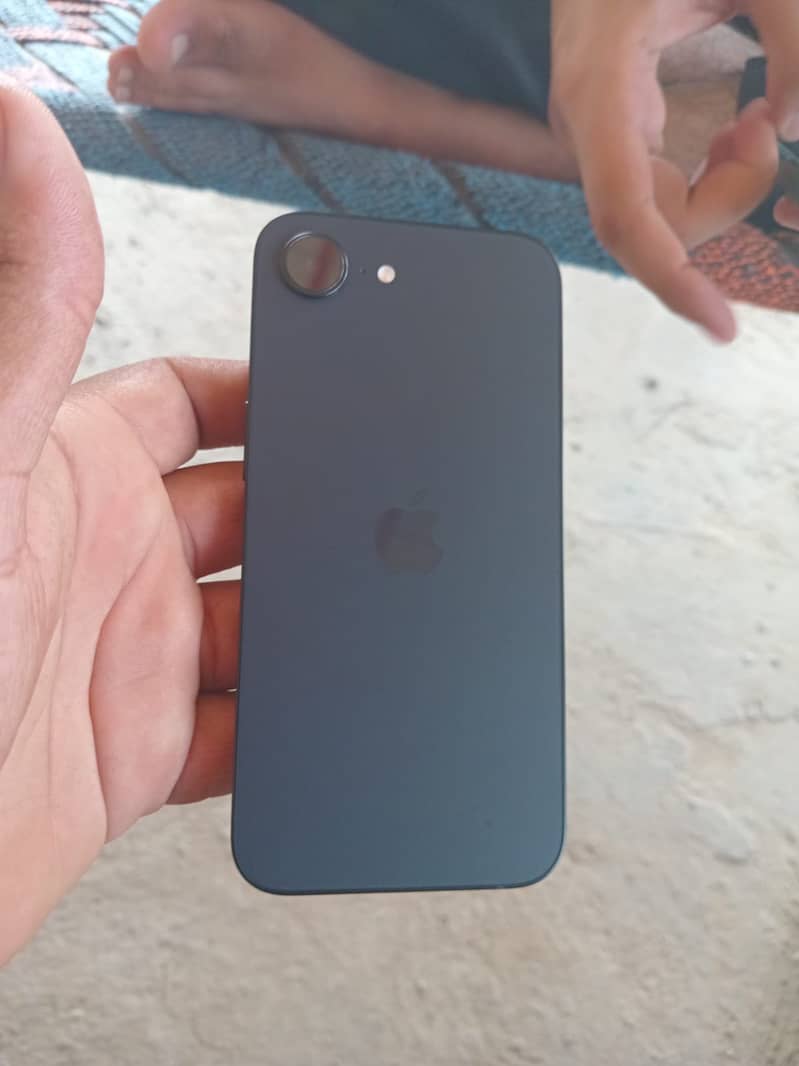 Apple iPhone 16e 2