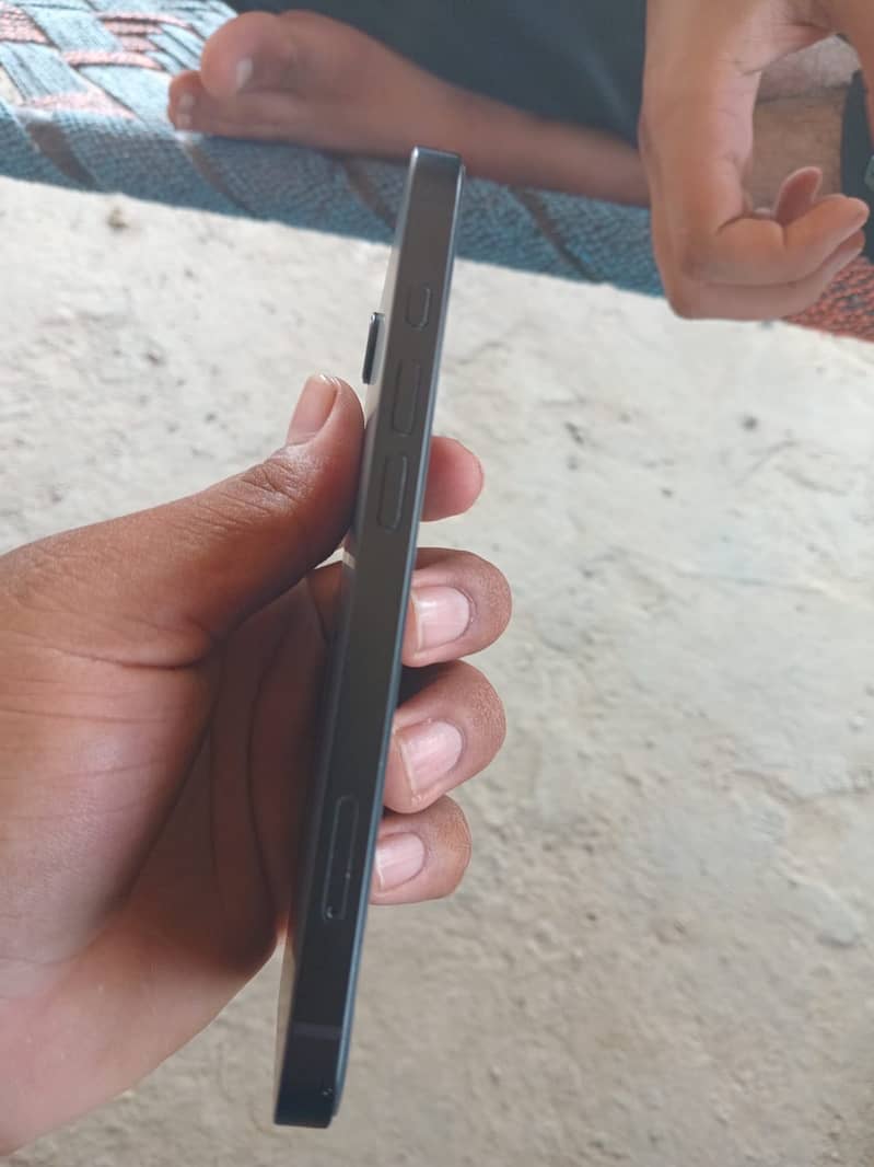 Apple iPhone 16e 3