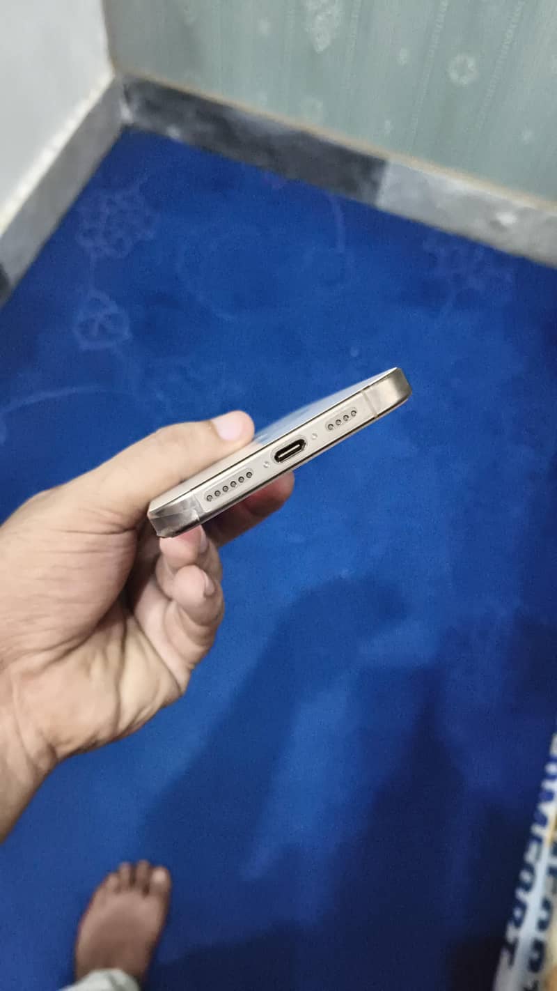 Apple iPhone 16 Pro Max 4