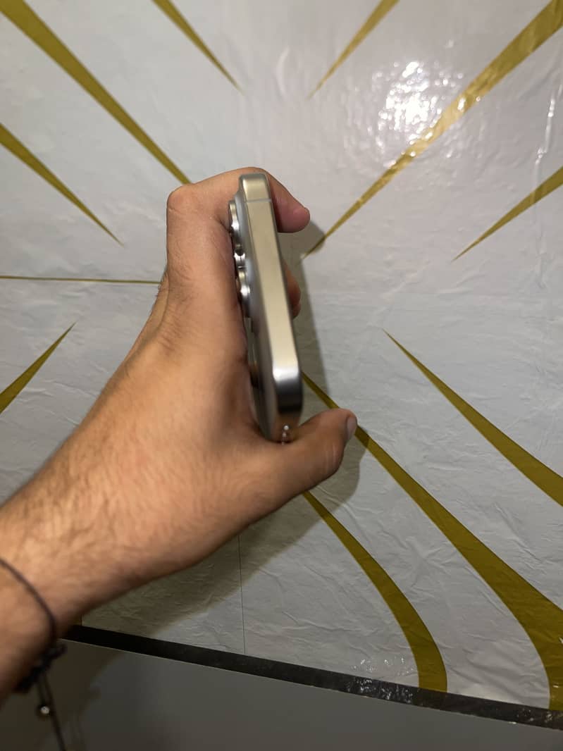 Apple iPhone 15 Pro Max 2