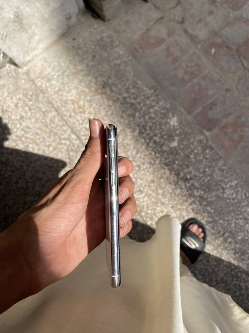 Apple iPhone X 4