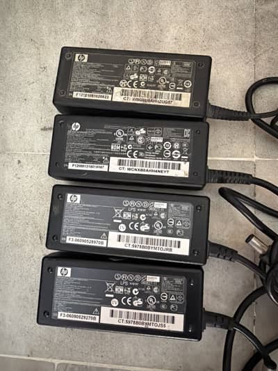Great Condition 4 HP laptop chargers 19v round large Pin