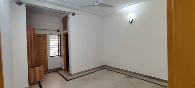 LOWER GROUND PORATION SIZE 35*65 HOUSE FOR RENT IN E11/4 FIRST COME FIRST AVAIL