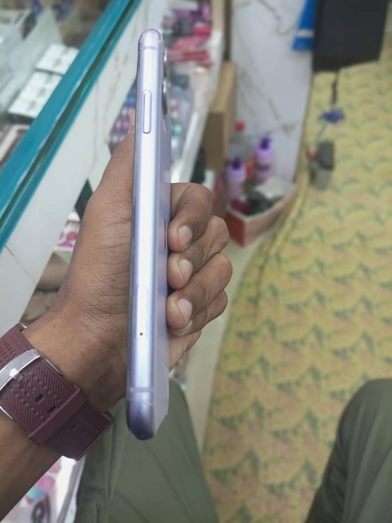 Apple iPhone 11 4