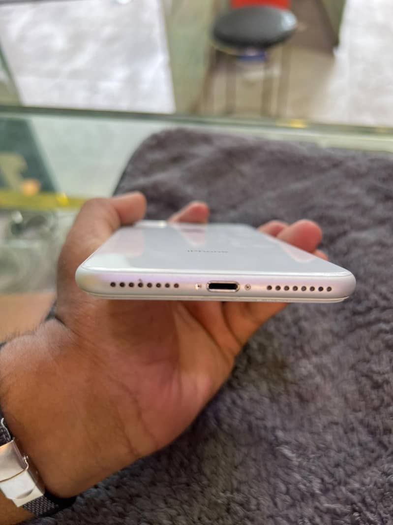Apple iPhone 8 Plus 3