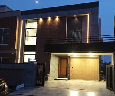 OWNERS BUILT 10 MARLA BRAND NEW PRIME LOCATION CENTRAL BLOCK