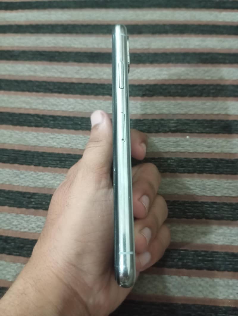 Apple iPhone X 4