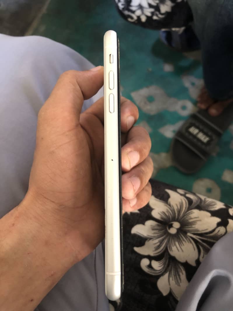 Apple iPhone 11 3