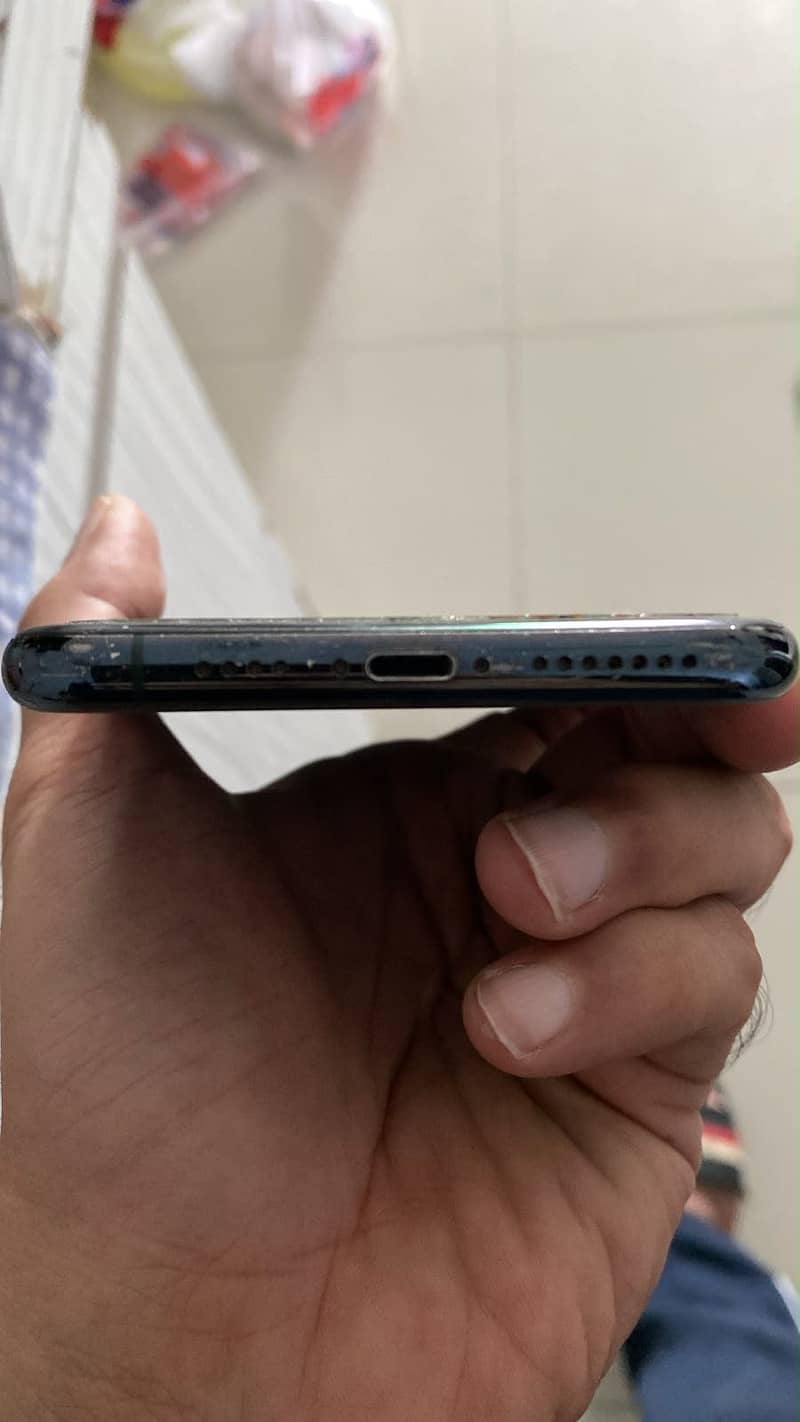 Apple iPhone 11 Pro Max 4