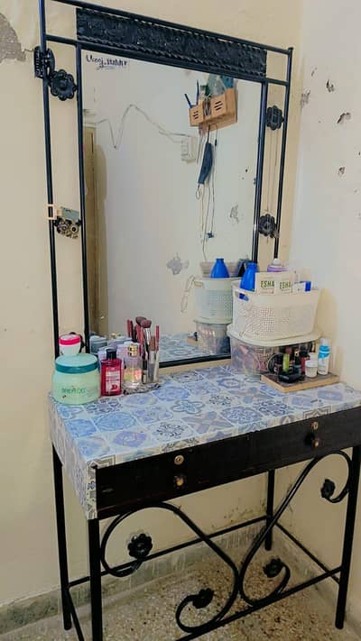 Iron Dressing Table with Mirror – Elegant Design