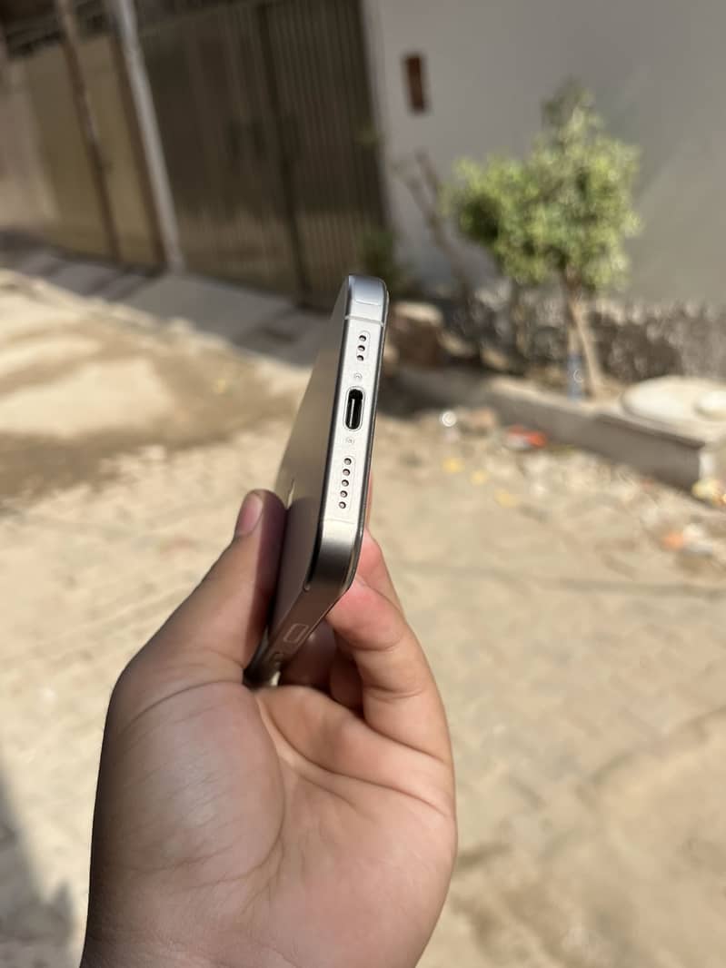 Apple iPhone 15 Pro 3