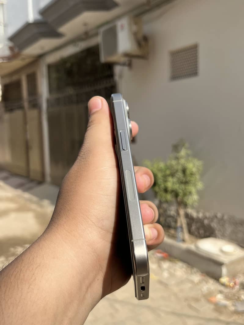 Apple iPhone 15 Pro 4