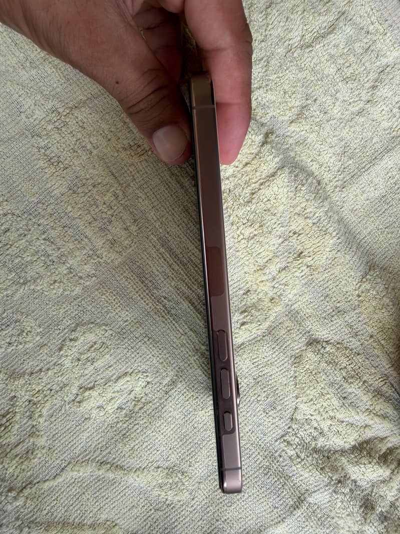 Apple iPhone 16 Pro Max 4