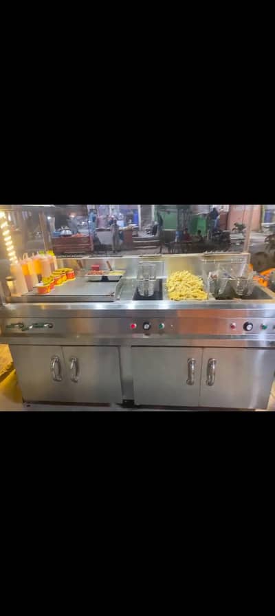 main dual fryers with gridal hotplate