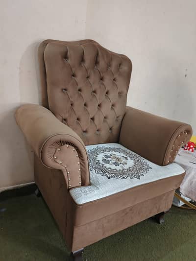5 SEATER SOFA SET FOR SALE URGENT 03170794386 ONLY 4 MONTHS USED